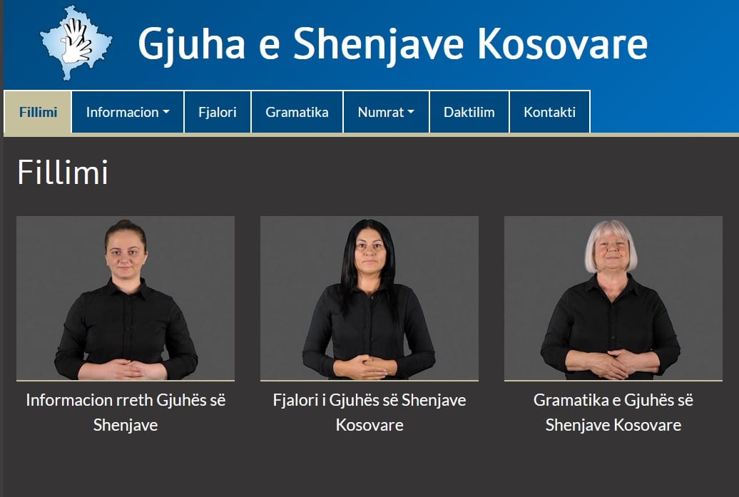 Kolme videoruutua vierekkäin, niiden yläpuolella sanakirjan nimi albaniaksi.